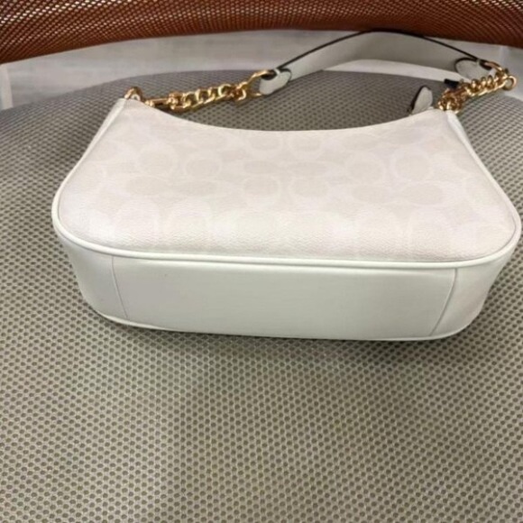 Coach Elegant White Shoulder Bag with Gold Chain - Picture 4 of 6